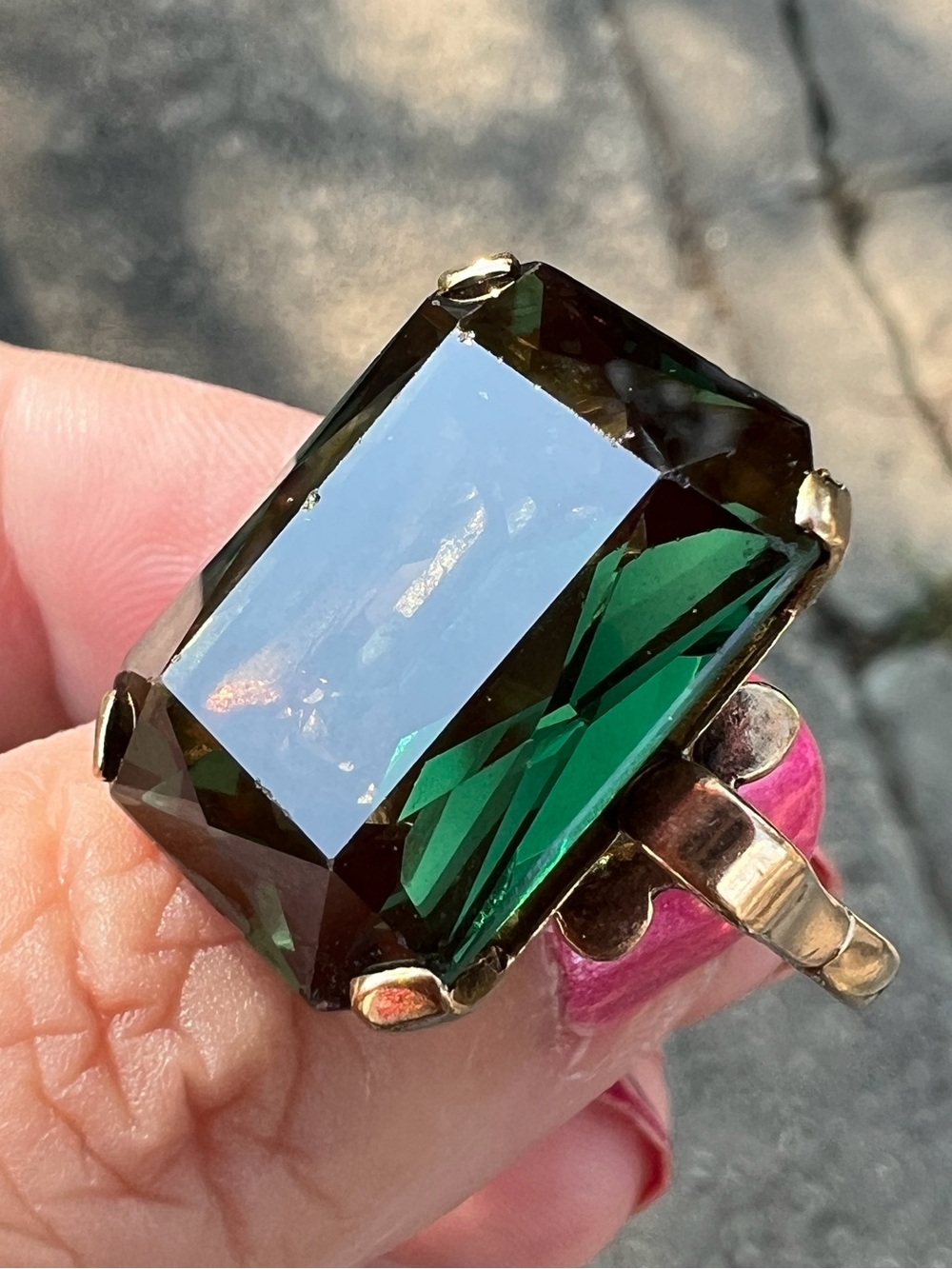HUGE VINTAGE 9K YELLOW GOLD EMERALD CUT GREEN SPINEL RING ENGLISH STATEMENT